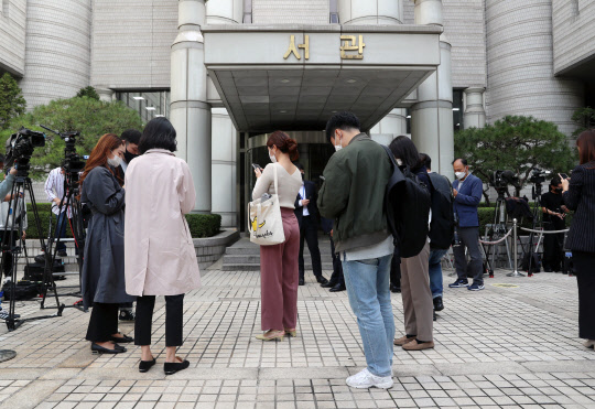집행유예 기간에 음주 측정을 거부하고 경찰관을 폭행한 혐의를 받는 래퍼 장용준(예명 노엘)이 12일 열린 구속 전 피의자 심문(영장실질심사)에 불출석했다. 장씨의 불출석에 서울중앙지법에서 철수하는 취재진. <공동사진취재단>